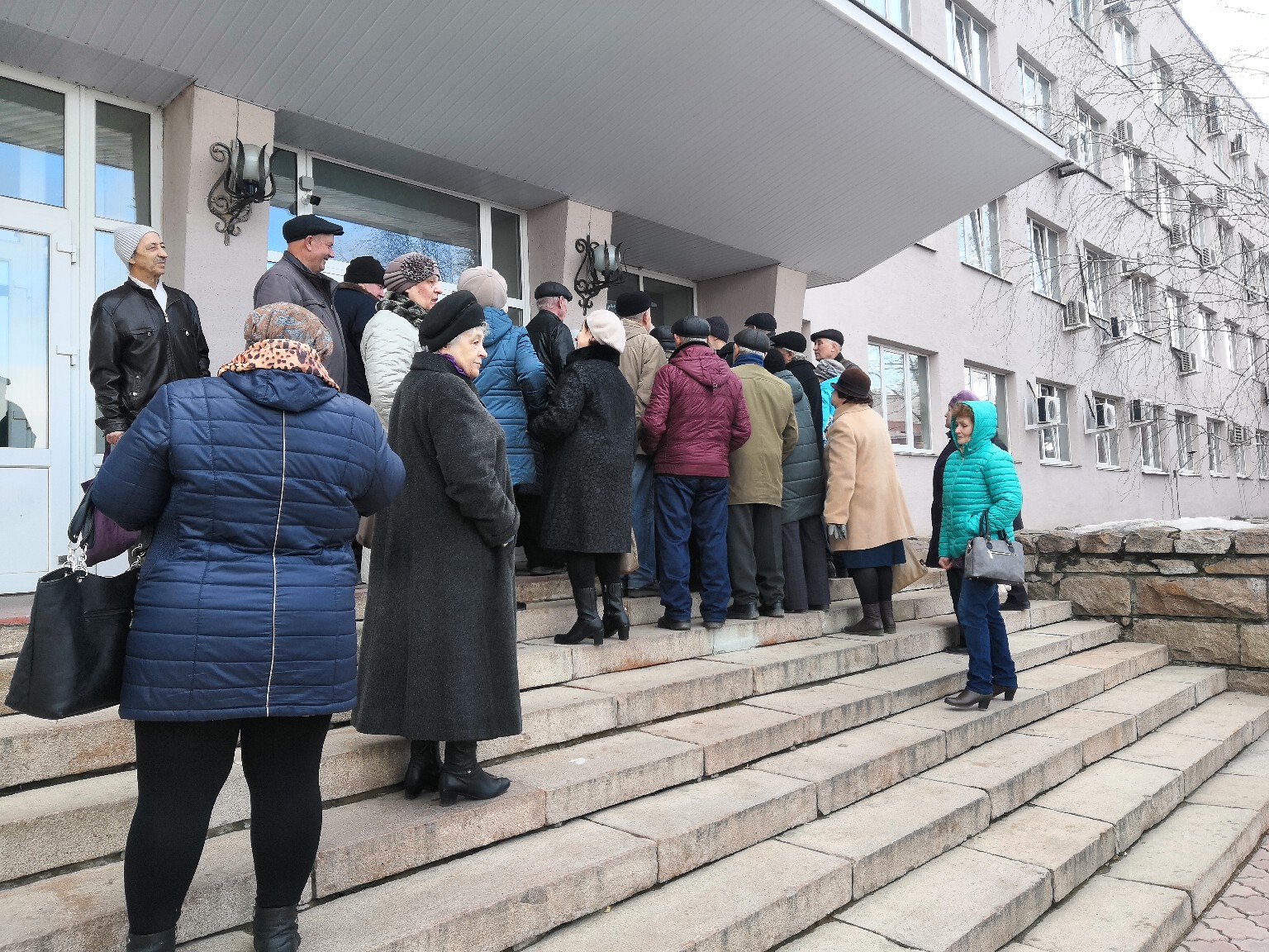 Свои новости. Фонд обманутых вкладчиков. Обманутые вкладчики. Обманутые вкладчики фото. КПК И вкладчики.